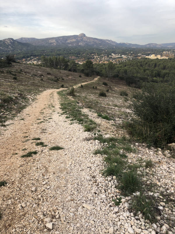 Chemin d'accès à la carrière devant être élargi pour le passage des camions.